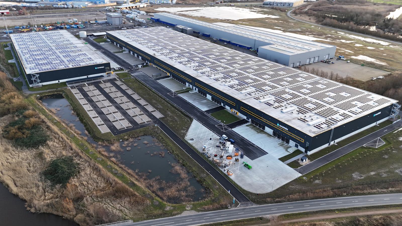 Luftbild der belegten Logistikdächer mit Photovoltaikanlage in Bremerhaven
